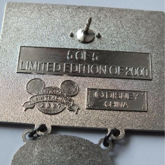 Disney Pirates Of The Caribbean. Sao Feng Legend Lives On Dangle Pin LE of 2000 - Picture 2 of 5